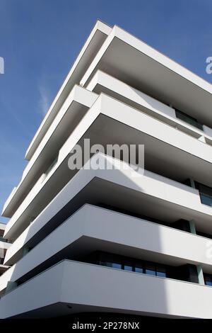 Moderne Gebäude an einem sonnigen Tag in Warschau Stockfoto