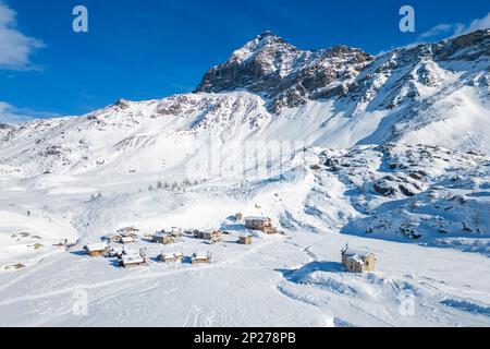 Sonnenuntergang vor Rifugio Cristina und Pizzo Scalino im Winter. Lanzada, Valmalenco, Valtellina, Sondrio District, Lombardei, Italien, Europa. Stockfoto