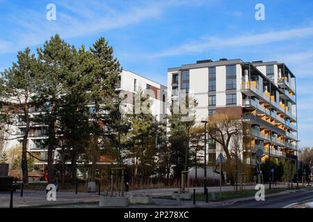 Moderne Gebäude an einem sonnigen Tag in Warschau Stockfoto