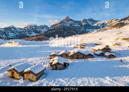 Sonnenuntergang vor Sasso Moro und Rifugio Cristina im Winter. Alpe Prabello, Lanzada, Valmalenco, Valtellina, Bezirk Sondrio, Lombardei, Italien. Stockfoto