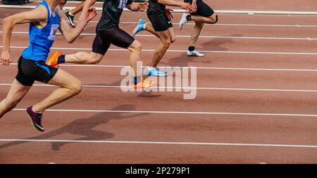 Chelyabinsk, Russland - 4. Juni 2022: Männlicher Gruppensportler läuft Sprint Race in Spikes Schuhen Nike während der UFD Athletics Championship Stockfoto