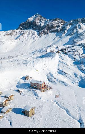 Sonnenuntergang vor Rifugio Cristina und Pizzo Scalino im Winter. Lanzada, Valmalenco, Valtellina, Sondrio District, Lombardei, Italien, Europa. Stockfoto