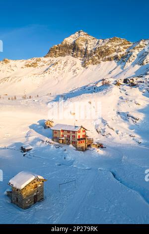 Sonnenuntergang vor Rifugio Cristina und Pizzo Scalino im Winter. Lanzada, Valmalenco, Valtellina, Sondrio District, Lombardei, Italien, Europa. Stockfoto