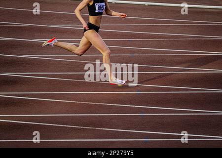 Chelyabinsk, Russland - 4. Juni 2022: Sportlerin, die während der UFD Athletics Championship 400 Meter in Spikes-Schuhen von Nike läuft Stockfoto