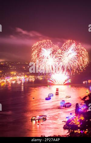 Rüdesheim am Rhein: Rhein in Flammen, Feuerwerk, Blick auf Rüdesheim am Rhein, Rhein, Fahrgastschiffe in Rhei Stockfoto