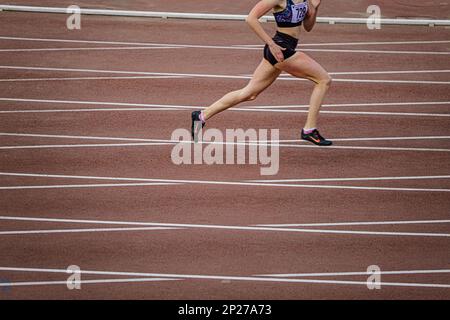 Chelyabinsk, Russland - 4. Juni 2022: Sportlerin, die während der UFD Athletics Championship 400 Meter in Spikes-Schuhen von Nike läuft Stockfoto