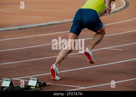 Chelyabinsk, Russland - 4. Juni 2022: Läufer in Nike Zoom Spikes läuft während der UFD Athletics Championship von Startblöcken aus Stockfoto