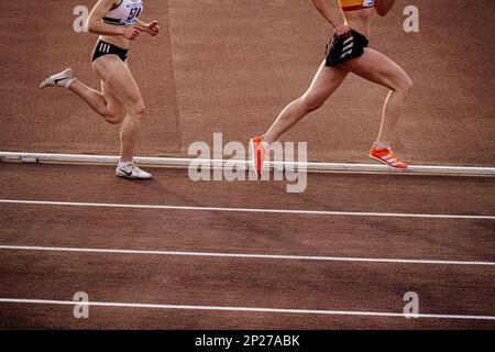 Chelyabinsk, Russland - 4. Juni 2022: Laufinnen in Spikes Schuhen Adidas und Nike laufen auf mittlerer Distanz im Stadion während der UFD Athletics Championshi Stockfoto