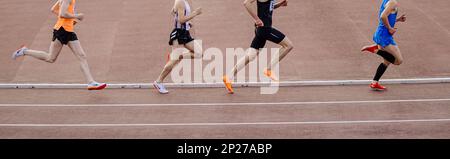 Chelyabinsk, Russland - 4. Juni 2022: Gruppenläufer in Spikes Schuhen Nike, Adidas und New Balance laufen während der UFD Athletics auf mittleren Distanzen im Stadion Stockfoto