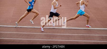 Chelyabinsk, Russland - 4. Juni 2022: Gruppenläufer in Spikes Schuhen Nike laufen während der UFD Athletics Championship Mittelstrecken im Stadion Stockfoto