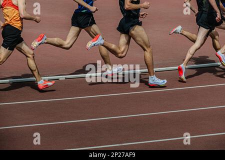 Chelyabinsk, Russland - 5. Juni 2022: Gruppenläufer in Spikes Schuhen Nike und Puma laufen während der UFD Athletics Championship auf mittleren Distanzen im Stadion Stockfoto