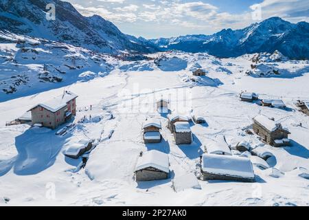 Alpe Prabello und Rifugio Cristina im Winter. Lanzada, Valmalenco, Valtellina, Sondrio District, Lombardei, Italien. Stockfoto