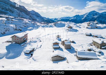 Alpe Prabello und Rifugio Cristina im Winter. Lanzada, Valmalenco, Valtellina, Sondrio District, Lombardei, Italien. Stockfoto