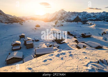 Alpe Prabello und Rifugio Cristina im Winter. Lanzada, Valmalenco, Valtellina, Sondrio District, Lombardei, Italien. Stockfoto