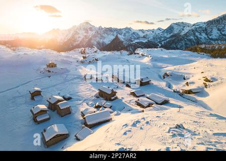 Alpe Prabello und Rifugio Cristina im Winter. Lanzada, Valmalenco, Valtellina, Sondrio District, Lombardei, Italien. Stockfoto