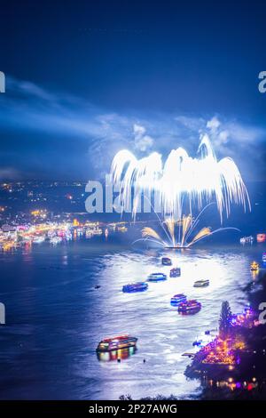 Rüdesheim am Rhein: Rhein in Flammen, Feuerwerk, Blick auf Rüdesheim am Rhein, Rhein, Fahrgastschiffe in Rhei Stockfoto