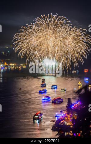 Rüdesheim am Rhein: Rhein in Flammen, Feuerwerk, Blick auf Rüdesheim am Rhein, Rhein, Fahrgastschiffe in Rhei Stockfoto