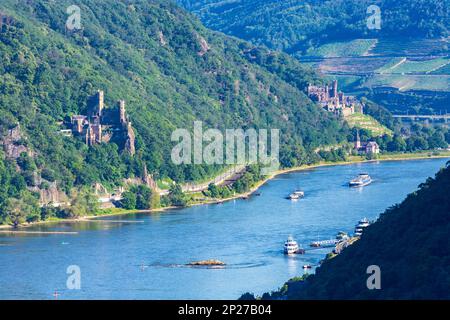 Trechtingshausen: Rhein (Rhein), Schiffe, Schloss Rheinstein (Vorderseite), Schloss Reichenstein (Rückseite) in Rheintal, Rheinland-Pfalz, Rheinland-Pfalz Stockfoto