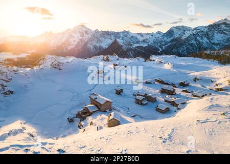 Alpe Prabello und Rifugio Cristina im Winter. Lanzada, Valmalenco, Valtellina, Sondrio District, Lombardei, Italien. Stockfoto