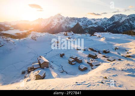 Alpe Prabello und Rifugio Cristina im Winter. Lanzada, Valmalenco, Valtellina, Sondrio District, Lombardei, Italien. Stockfoto