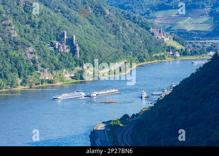 Trechtingshausen: Rhein (Rhein), Schiffe, Schloss Rheinstein (Vorderseite), Schloss Reichenstein (Rückseite), Ostrheinbahn in Rheintal, Rheinland-Pfalz, Stockfoto