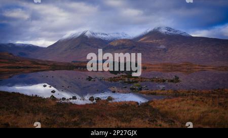 Reflexionen der schneebedeckten Berge in Glencoe in Schottland Stockfoto