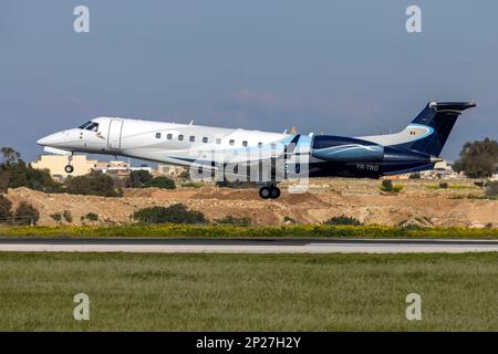 Toyo Aviation Embraer Legacy 600 (EMB-135BJ) (REG: YR-TRO) Landebahn 31 am Nachmittag. Stockfoto