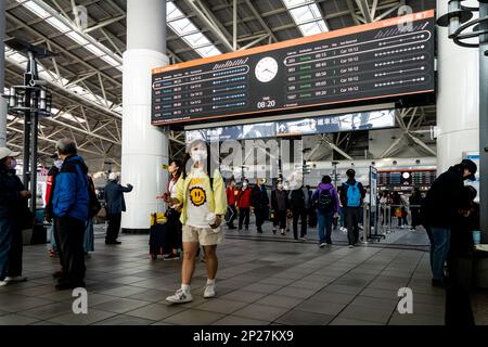 Passagiere gehen durch den Taiwan High Speed Rail (THSR) Line Terminal am Bahnhof Zuoying in Kaohsiung. Das tägliche Leben rund um Kaohsiung, eine große Hafenstadt mit über 2 Millionen Einwohnern im Süden Taiwans. Kredit: Matt Hunt / Neato / Alamy Live News Stockfoto