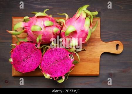 Prächtige Rote Schale und Fleisch Drachenfrüchte, auch Pink Pitaya oder Erdbeerbirne genannt Stockfoto