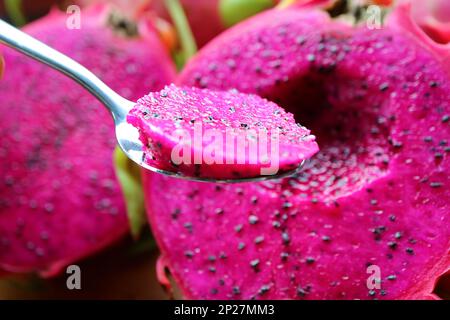 Löffel mit köstlichem rotem Fleisch aus Drachenfrüchten, auch Pink Pitaya oder Erdbeerbirne genannt Stockfoto