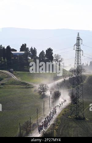 Das Reiterpaket, das während des eintägigen Radrennens „Strade Bianche“ (184km) von und nach Siena, Italien, am Samstag, den 04. März 2023 in Aktion gezeigt wurde. BELGA FOTO DIRK WAEM Stockfoto