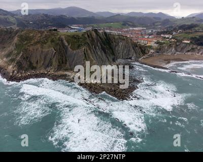 Blick auf steil geneigte Schichten von Flysch-geologischer Formation an der Atlantikküste bei Zumaia bei Ebbe, Baskenland, Spanien Stockfoto