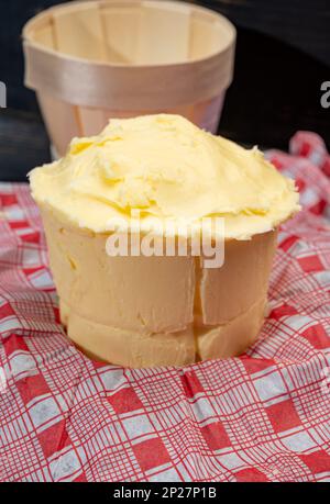 Im Gebiet Veys Bay in der Nähe der Departements Isigny-sur-Mer und Manche und Calvados in Nordfrankreich hergestellte Kuhmilchbutter von Tastu beurre d'Isigny Stockfoto