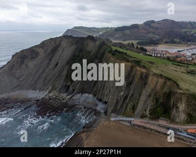 Blick auf steil geneigte Schichten von Flysch-geologischer Formation an der Atlantikküste bei Zumaia bei Ebbe, Baskenland, Spanien Stockfoto