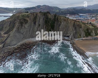 Blick auf steil geneigte Schichten von Flysch-geologischer Formation an der Atlantikküste bei Zumaia bei Ebbe, Baskenland, Spanien Stockfoto