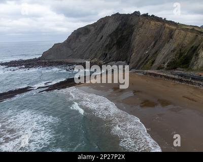 Blick auf steil geneigte Schichten von Flysch-geologischer Formation an der Atlantikküste bei Zumaia bei Ebbe, Baskenland, Spanien Stockfoto