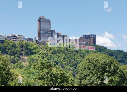 Pittsburgh Mount Washington: Trimont Plaza Büros und Trimont Wohnwohnungen haben die Aussicht auf dem Gipfel der Duquesne Incline. Stockfoto