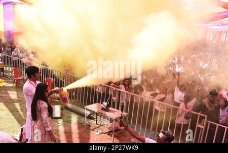 Madhya Pradesh, Indien, Jabalpur, 04. März 2023: Studenten feiern „Rangotsav holi“ am shree RAM Engineering College auf dem bevorstehenden Holi Festival in Jabalpur, 04. März 2023. Foto Von - Uma Shankar Mishra Credit: River Ganga/Alamy Live News Stockfoto