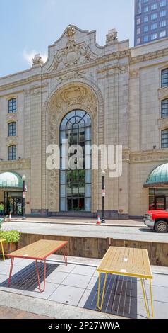 Stadtzentrum von Pittsburgh: Heinz Hall, ursprünglich Loews Penn Theater, ist jetzt das Haus des Pittsburgh Symphony Orchestra aus Backstein und Terracotta. Stockfoto