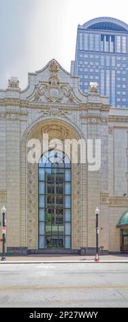 Stadtzentrum von Pittsburgh: Heinz Hall, ursprünglich Loews Penn Theater, ist jetzt das Haus des Pittsburgh Symphony Orchestra aus Backstein und Terracotta. Stockfoto