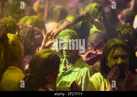 Madhya Pradesh, Indien, Jabalpur, 04. März 2023: Studenten feiern „Rangotsav holi“ am shree RAM Engineering College auf dem bevorstehenden Holi Festival in Jabalpur, 04. März 2023. Foto Von - Uma Shankar Mishra Credit: River Ganga/Alamy Live News Stockfoto