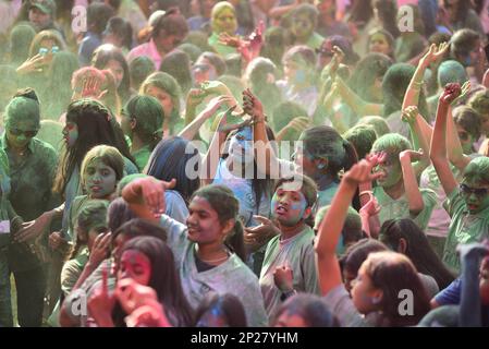 Madhya Pradesh, Indien, Jabalpur, 04. März 2023: Studenten feiern „Rangotsav holi“ am shree RAM Engineering College auf dem bevorstehenden Holi Festival in Jabalpur, 04. März 2023. Foto Von - Uma Shankar Mishra Credit: River Ganga/Alamy Live News Stockfoto