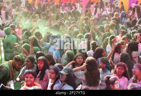 Madhya Pradesh, Indien, Jabalpur, 04. März 2023: Studenten feiern „Rangotsav holi“ am shree RAM Engineering College auf dem bevorstehenden Holi Festival in Jabalpur, 04. März 2023. Foto Von - Uma Shankar Mishra Credit: River Ganga/Alamy Live News Stockfoto