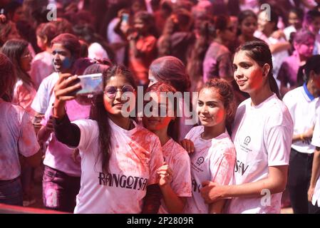 Madhya Pradesh, Indien, Jabalpur, 04. März 2023: Studenten feiern „Rangotsav holi“ am shree RAM Engineering College auf dem bevorstehenden Holi Festival in Jabalpur, 04. März 2023. Foto Von - Uma Shankar Mishra Credit: River Ganga/Alamy Live News Stockfoto