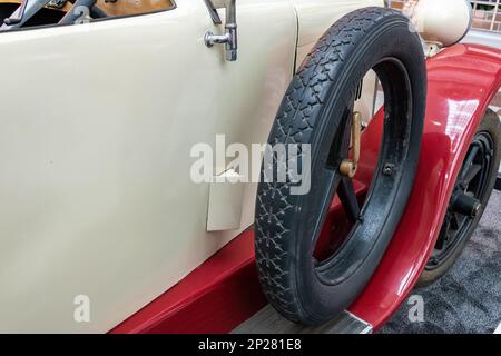 Ausstellung historischer Autos und Motorräder der Marke Skoda. Der alte Wagen Laurin und Klement 100. Baujahr 1922, Detail Reserverad Stockfoto