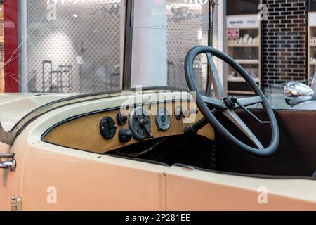 Ausstellung historischer Autos und Motorräder der Marke Skoda. Auto Laurin und Klement 100, Baujahr 1922 Detail des Fahrerhauses Stockfoto