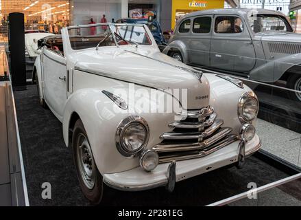 Olympia Center, Ausstellung historischer Autos und Motorräder der Marke Skoda. Oldtimer Skoda 1102 Tudor Stockfoto