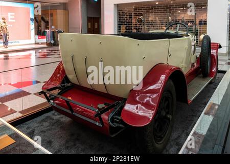 Ausstellung historischer Autos und Motorräder der Marke Skoda. Der alte Wagen Laurin und Klement 100. Baujahr 1922, Rückansicht Stockfoto
