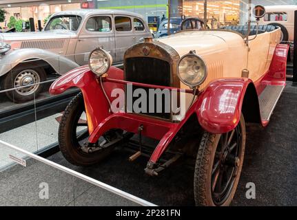 Olympia Center, Ausstellung historischer Autos und Motorräder der Marke Skoda. Oldtimer-Auto Laurin und Klement 100, Baujahr 1922 Stockfoto