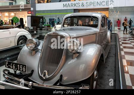 Olympia Center, eine Ausstellung mit historischen Autos und Motorrädern der Marke Skoda. Historisches Auto Skoda Superb III Typ 913 Stockfoto